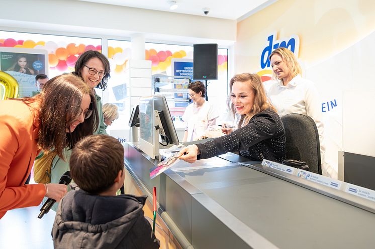 Regina Halmich Kassiererlebnis dm-drogerie markt Karlsruhe.jpg