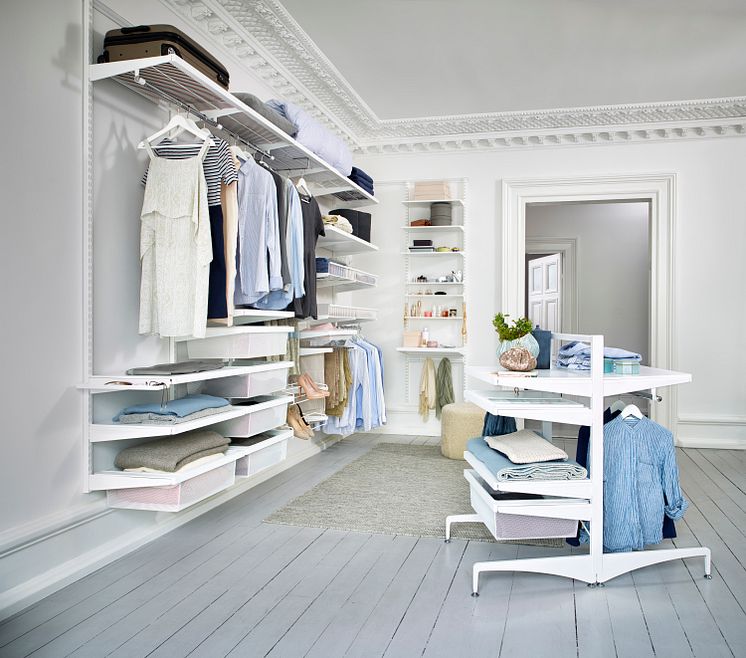 Walk-in closet med Elfa Décor og Freestanding