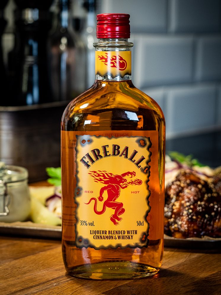 Fireball med mat i bakgrunden