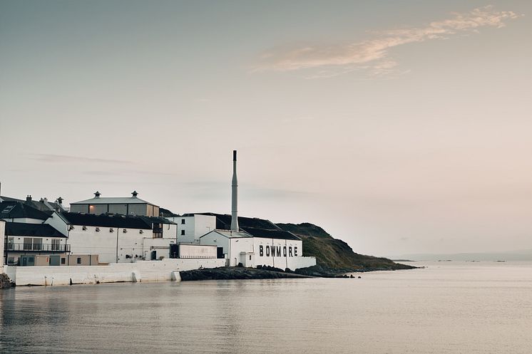 Bowmore_Scotland_Distillery.jpg