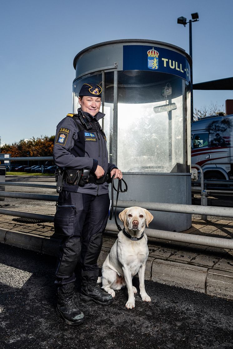 Årets Narkotikasökhund Max med förare Frida Hessbo. Foto André de Loisted