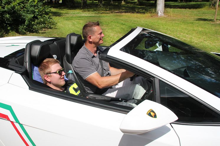 Ein aufregender Nachmittag im Bärenherz: Kinder mit Dr. Schuh im Lamborghini unterwegs