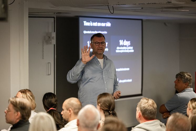 Ole Tom Seierstad, National Security Officer i Microsoft, snakket om de økende truslene fra cyberangrep og hvordan nye sikkerhetsreguleringer påvirker næringslivet. 