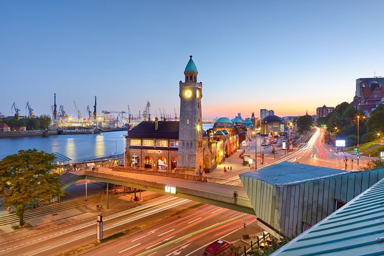 Hamburg_St._Pauli-Landungsbrücken_und_Hafen_an_der_Elbe