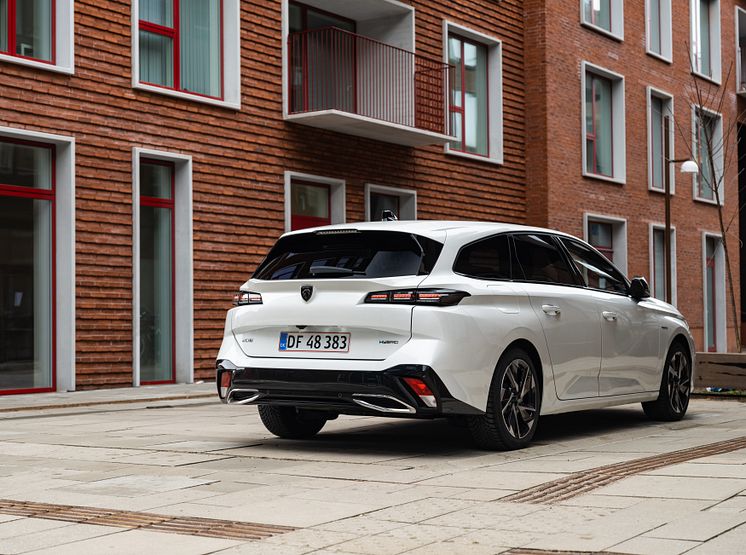 Peugeot 308SW Hybrid lowres PR-4