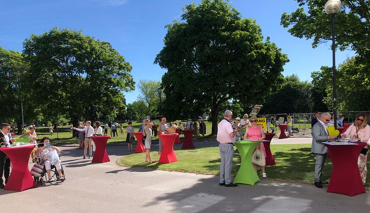 Anhöriga väntar på studenter