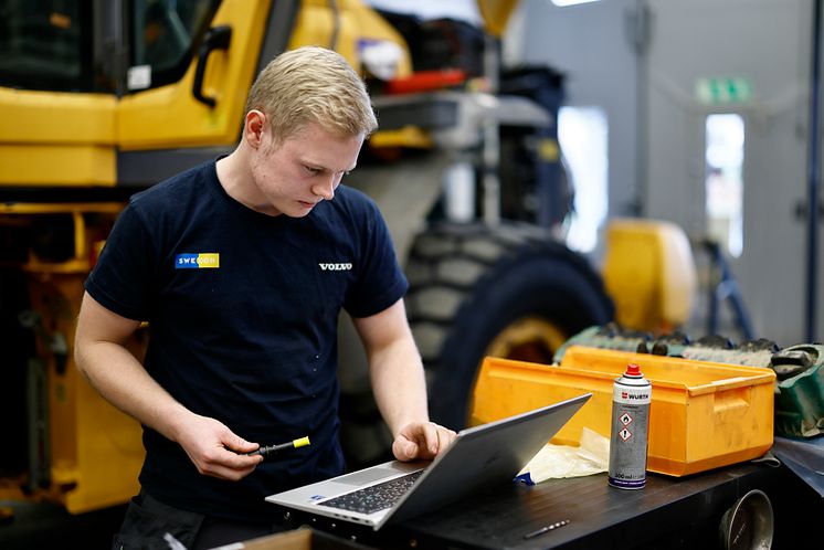 Filip Sjöstedt i arbete hos Swecon i Örebro