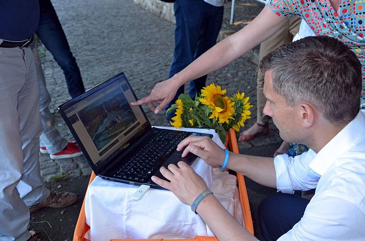 Staatsminister Martin Dulig lässt sich die Internetseite erklären