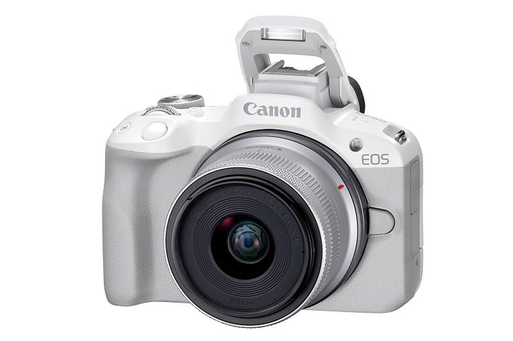 Canon EOS R50_White_FrontSlantLeft_RF-S18-45mm(SL)_Flash