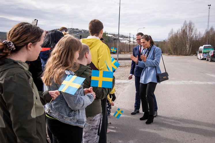 Kronprinsessparet utanför bageriet 