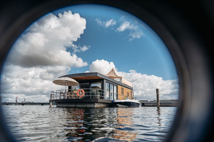 Schwimmendes Haus auf Bärwalder See (Lausitzer Seenland) 