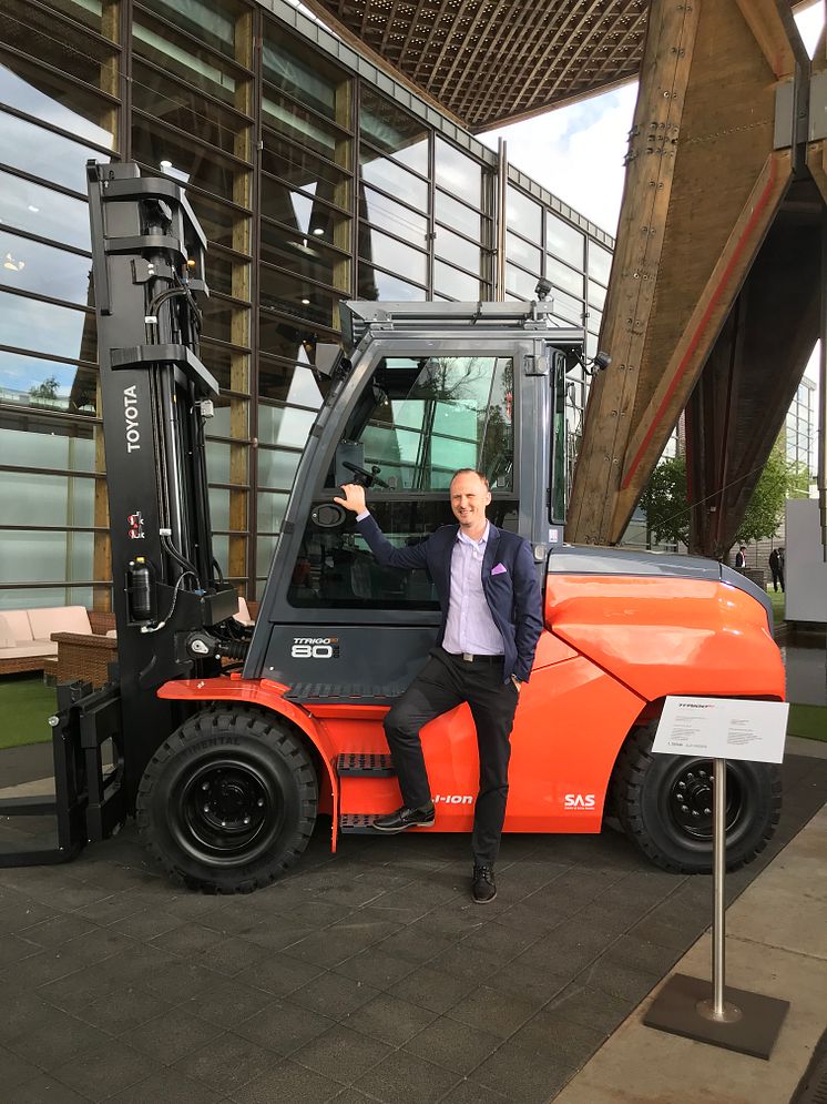 Toyota Traigo80 och Henrik Åkerlund, produktchef Toyota Material Handling Sweden