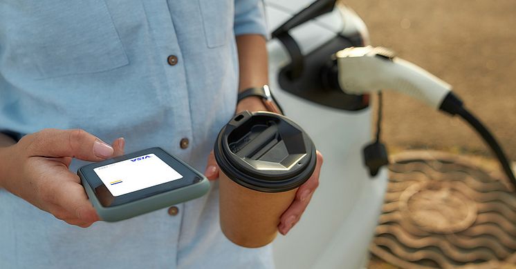 Visa zwraca uwagę na konieczność stworzenia standardu płynnych i interoperacyjnych płatności w punktach ładowania pojazdów elektrycznych