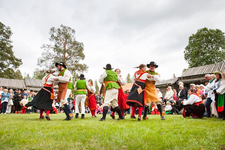 Midsummer_Dance_FolkCostume_VisitDalarna