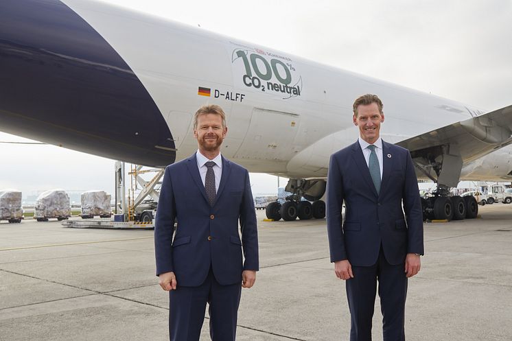 First CO2-neutral freight flight Lufthansa Cargo and DB Schenker start 