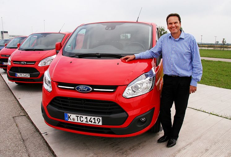 Adm. dir. Ford Motor Norge ved nye Transit Custom som nylig har blitt kåret til Internasjonal varebil for 2013.