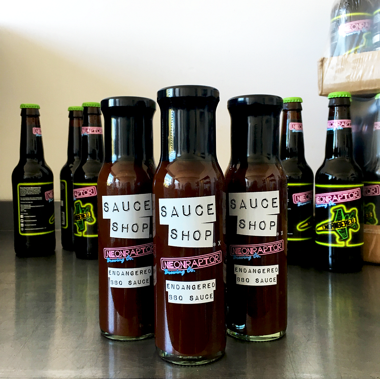 Sauce Shop x Neon Raptor – BBQsås med porter i en upplaga av 60 flaskor