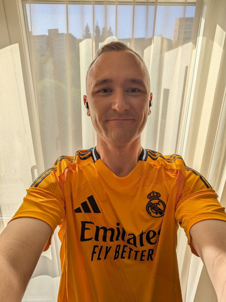 Adrian Nohr FotballtrøyeFredag JYSK 25.jpg