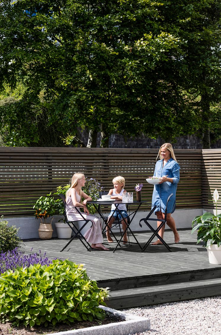 Gjør terrassen til et koselig uterom. Her beiset i fargen 0683 Sotgrå TREBITT Terrassebeis