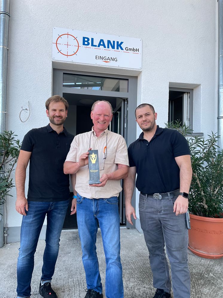 Feinwerkmechanikpreis: Prokurist Daniel Blank, Inhaber Peter Blank und Prokurist Alexej Anton (v.l.) freuen sich über den Gewinn des Feinwerkmechanikpreises 2022, mit dem ihre besondere Leistung gewürdigt wurde.