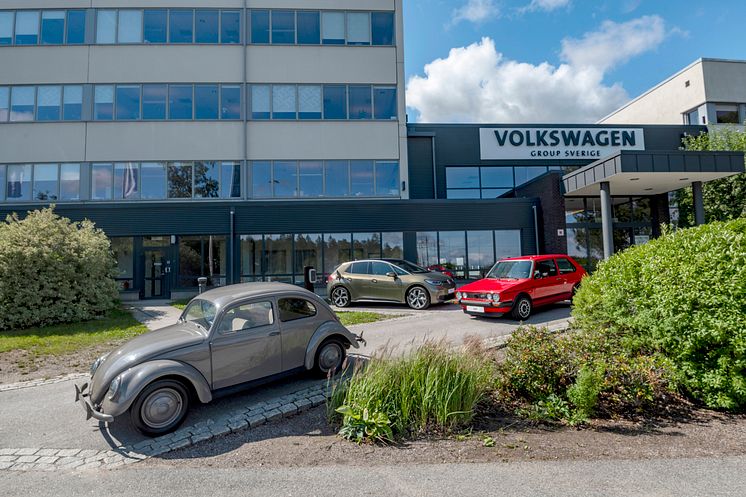 En VW-Bubbla, Golf och ID.3 utanför generalagenten i Södertälje.