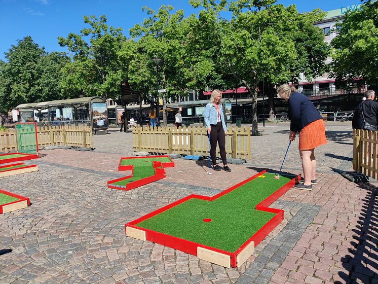 Josefin Wedin och Monika Bubbholz inviger minigolfbanan.