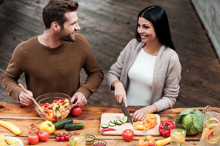 Paar beim vegetarischen Kochen