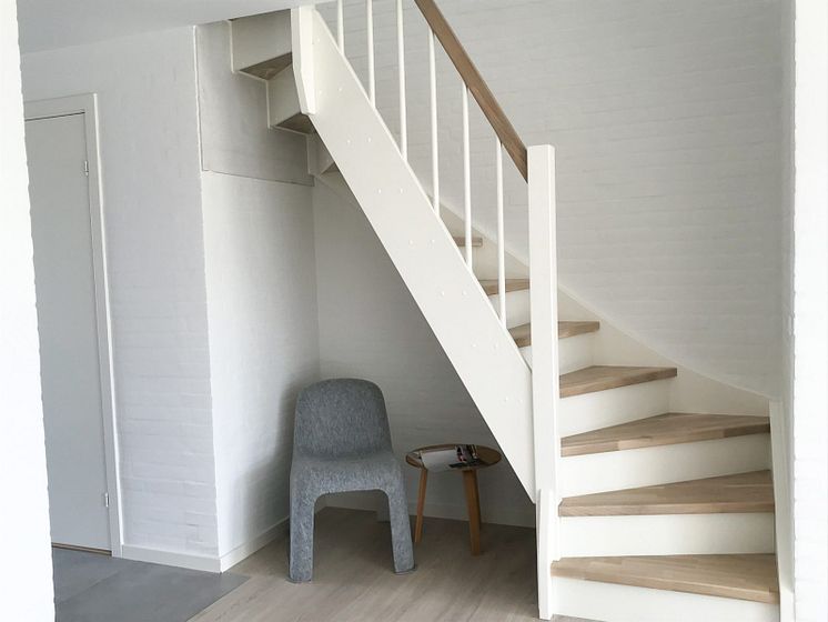 VT2-Vejletrappen-trætrappe-halvsvingstrappe-Eg-parkett-1-e1575539113357.jpg