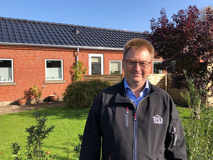Preben Hamborg er inspektør i Boligforeningen, der valgte energirigtige tage med solcelleteglsten