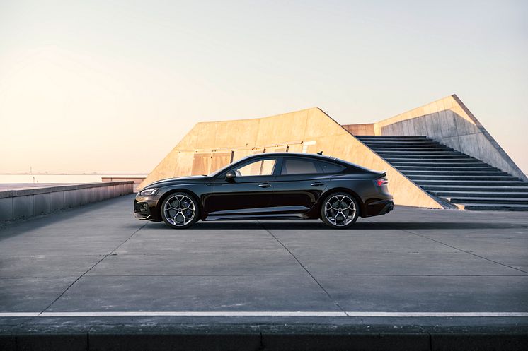 Audi RS 5 Sportback med competition plus pakke (Sebringsort krystaleffekt)