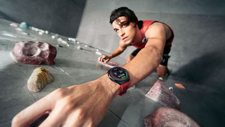 Huawei Watch GT2e_creative shots_Rock_Climbing_EN_final20200223