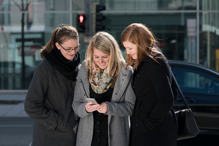 Fotgängare använder mobiltelefon