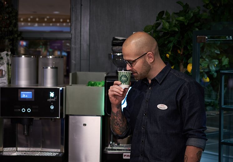 Daniel Duse vid kaffeautomaten på Petite Sabis