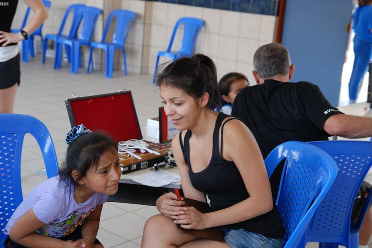 Joana, 7 år, från Peru ser dåligt och får hjälp att testa synen – Peru 2014