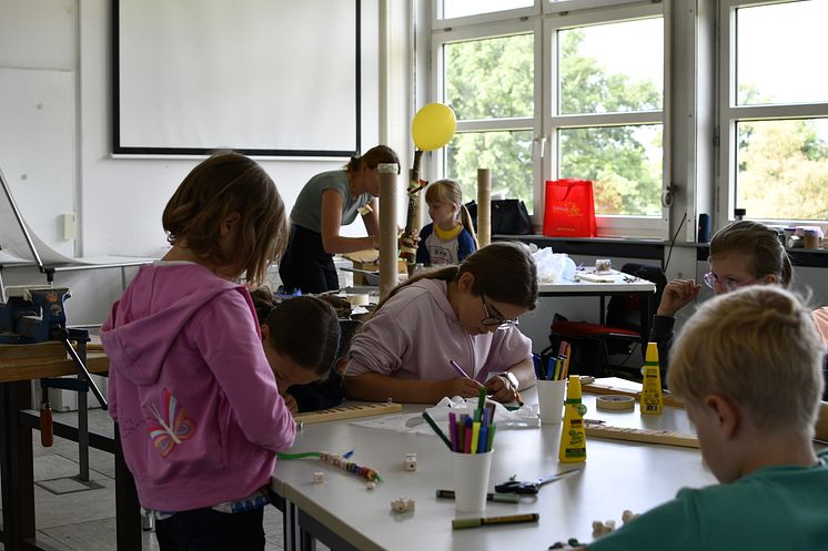 Mit selbst hergestellten Farben arbeiten, Tierkostüme aus recycelten Materialien herstellen, neue Planeten entwerfen, Theater