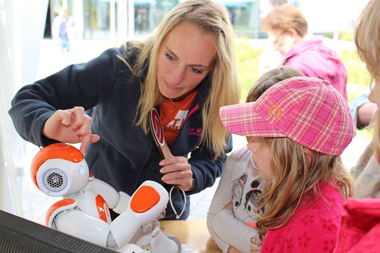 Humanoider Roboter, Laser-Cutter und 3D-Drucker am Stand der TH Wildau beim 6. Potsdamer Tag der Wissenschaften am 5. Mai 2018