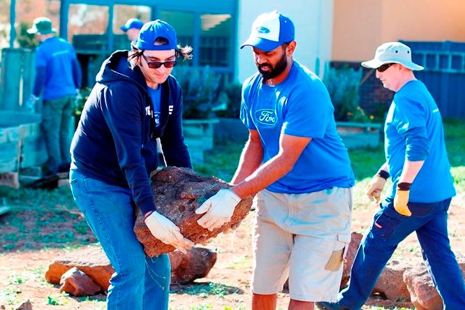 Volontärer från Ford under "Ford Global Caring Month"