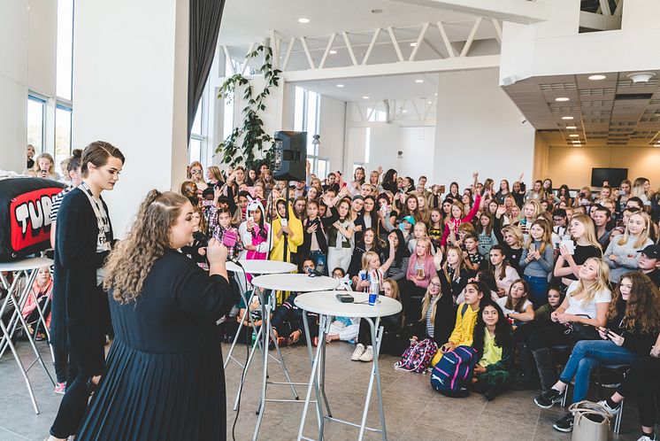 Panel med Thomas Sekelius och Felicia Bergström. Bild från Tubecon i Helsingborg. OBS! FOTO-BYLINE TILL HERMAN%2