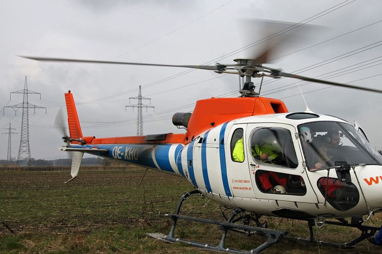 Mit dem Helikopter wurden die Seile auf der neuen 110-kV-Hochspannungsleitung bei Straubing montiert.