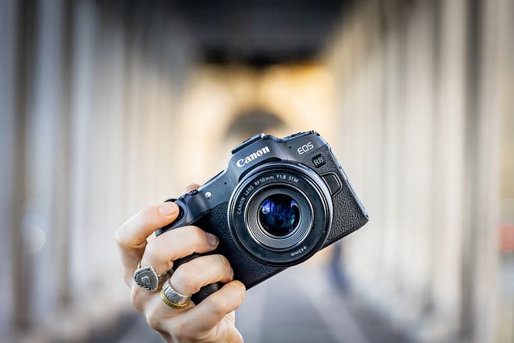 EOS R8-Lifestyle-compact-9235