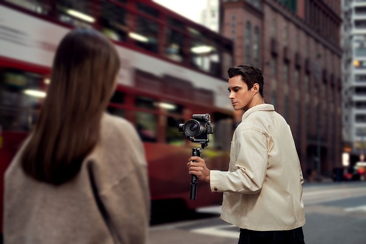  DJI RS 3 Mini - Key Visual - Street (4 of 4)