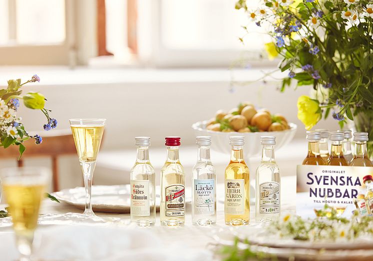 Svenska nubbar smaflaskor pa bord med glas
