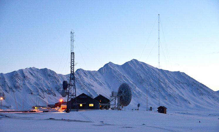 Isfjord Radio Adventure Hotel Basecamp Explorer