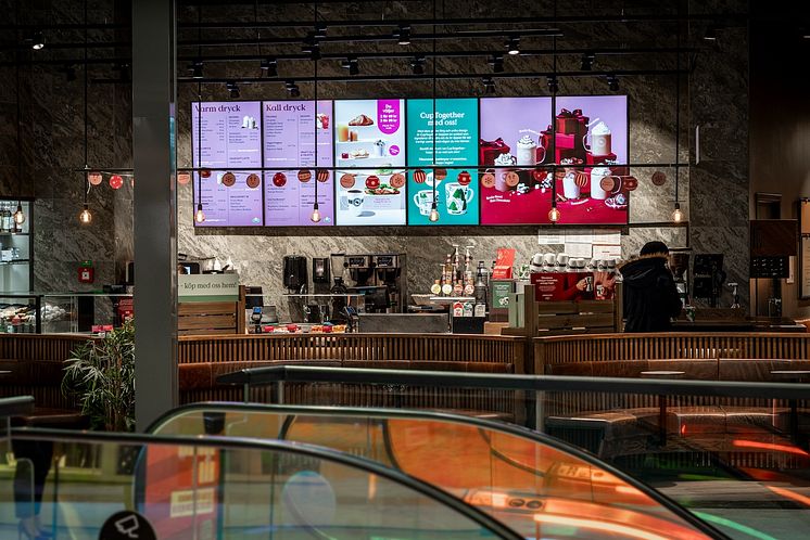 Espresso House Brygger Succes med Visual Art: Et Strategisk Partnerskab for Digital Signage