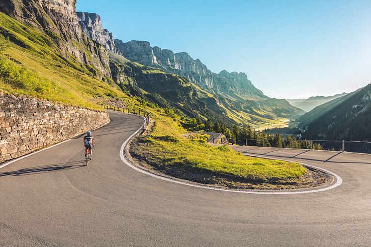 Radfahrer unterwegs auf dem Klausenpass bei Spiringen © Schweiz Tourismus : Andreas Gerth