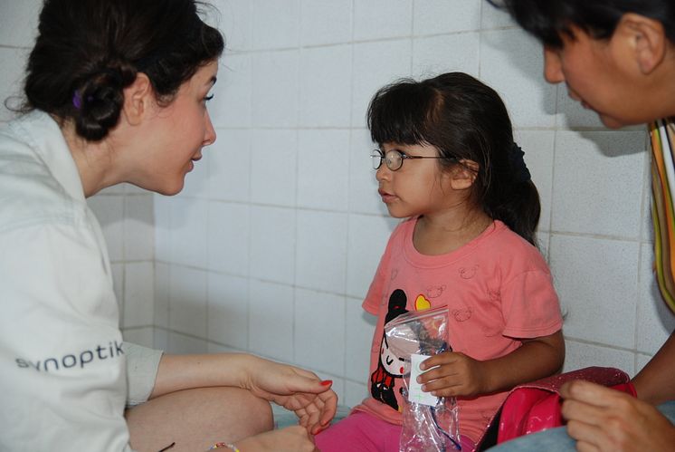Optikern Shiva Pour från Göteborg hjälpte en liten flicka att se bättre – Peru 2014