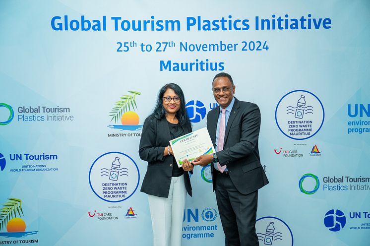Sydney Pierre, Deputy Minister for Tourism of Mauritius certificate handover.jpg