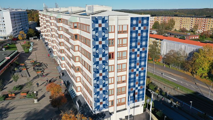 Bild Solceller Friskvaderstorget fasad Bostadsbolaget