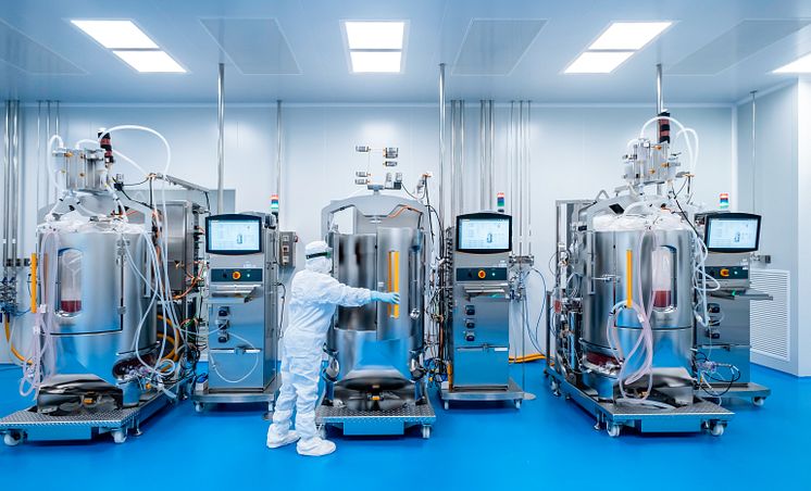 4. Técnico a la sala de producción con bioreactores_HIPRA