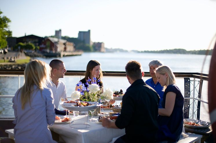 THEME_FOOD_OUTDOOR_RESTAURANT_GettyImages-141468610_Universal_Within usage period_92934.jpg
